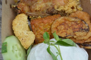 Sahanda yumurta ve patates kızartmasıyla yüksek açılı domuz eti.