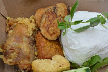 Markette pilavlı kızarmış balık, yiyecek.