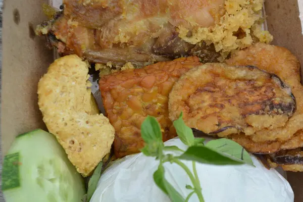 Pirinçli domuz ve domuz eti.