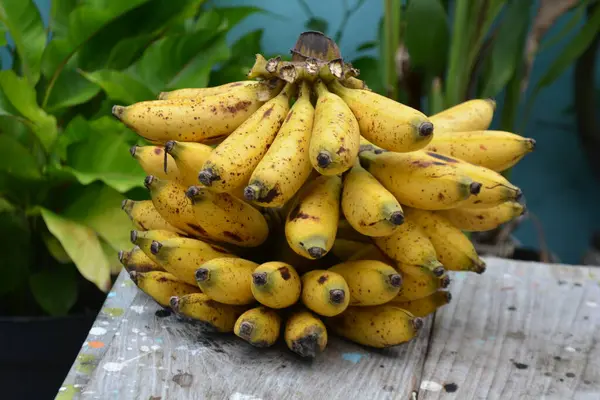 ahşap zemin üzerinde taze muz.