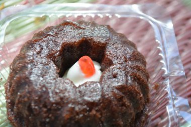 kalp şeklinde mum şeklinde bir pasta..