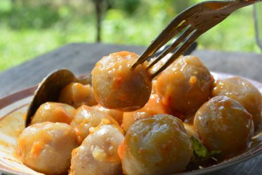 Tavada soslu köfte.