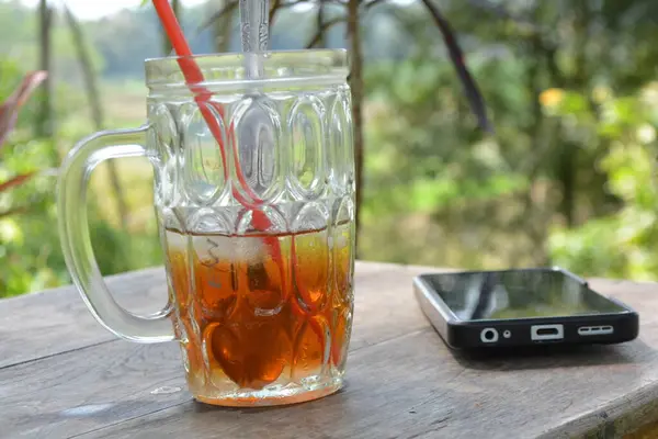 Tahta bir masada şekerli ve buzlu çay.