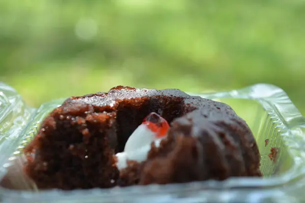 Kiraz reçelli çikolatalı pasta ve kırmızı kurdele..