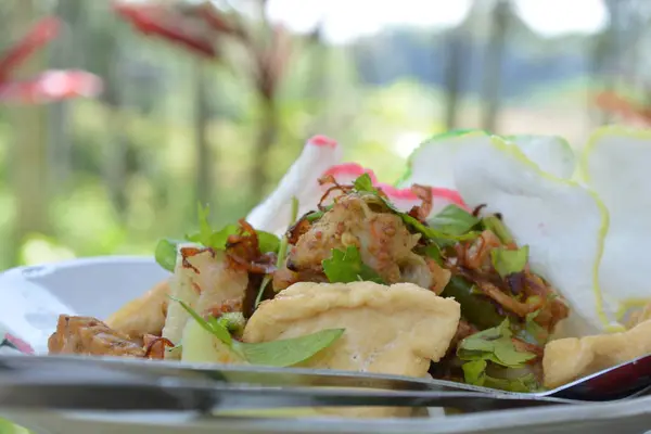 Sebzeli kızarmış tavuk.