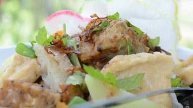 Soslu ve sebzeli kızarmış balık.