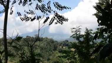 Sabahleyin dağların manzarası