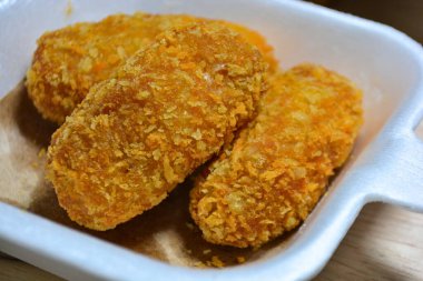 Soslu kızarmış tavuk nugget.