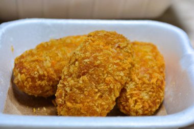 Plastik bir kapta kızarmış tavuk.