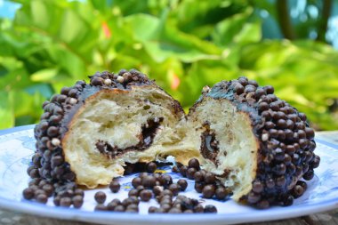 Çikolatalı çörek ve çikolata şurubu.