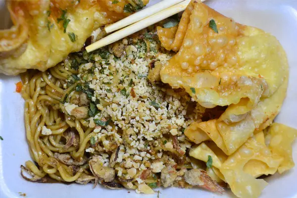 Markette kızarmış balıklı erişte.