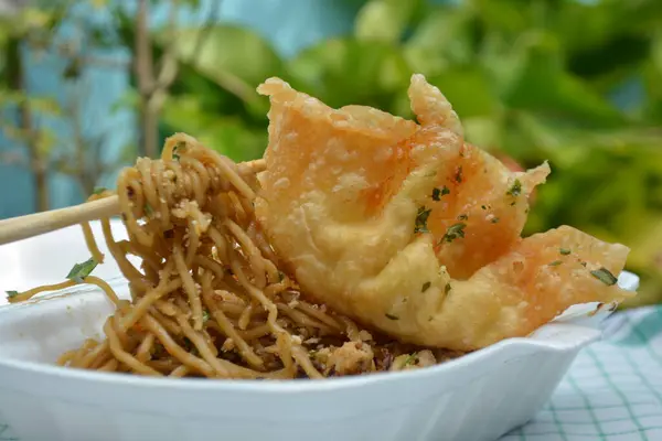 Kavanozda kızarmış erişte.