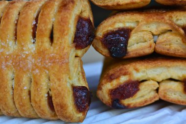 Kuru üzüm ve kirazlı ev yapımı turta.