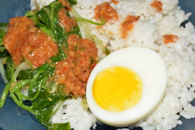 Yumurtalı pilav ve sahanda yumurta