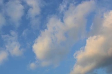 Bulutlu mavi gökyüzü