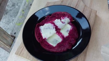 Kırmızı peynir ve peynirli kırmızı ekmek.