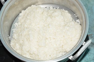 siyah bir kapta beyaz pirinç