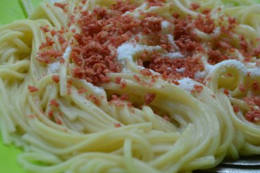 Sosisli ve peynirli spagetti.