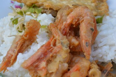 Pirinçli kızarmış karides.