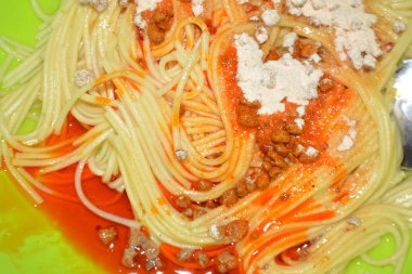 Soslu ve sebzeli spagetti.