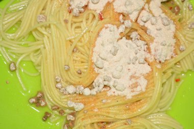 Spagetti carbonara yumurta ile