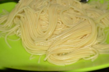 Etli ve peynirli spagetti.