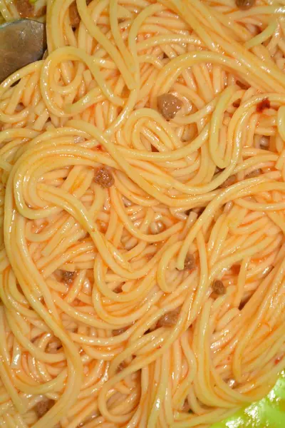 Deniz mahsullü spagetti, domates sosu ve karides.