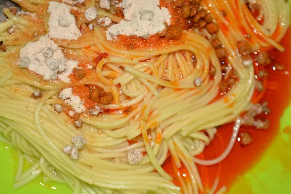 Spagetti makarna sosu ile