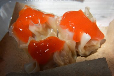 Soslu ve sebzeli Çin mantısı.