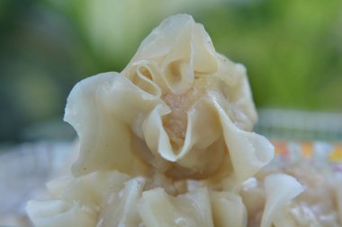 Markette kızarmış tavuk.