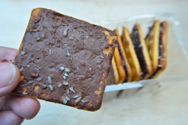 Çikolatalı kurabiyeleri tutan el.