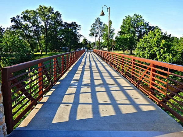 Sapulpa, Oklahoma 'daki Kelly Lane Parkı' na. Öğleden sonra gölgelerle şebeke tasarımı.