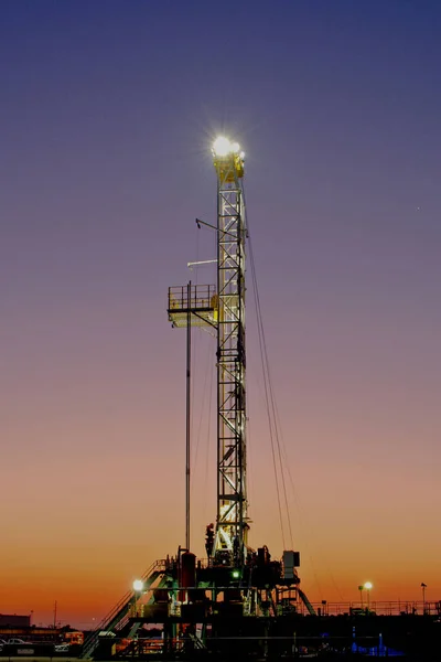 Sunrise 'daki Petrol sondaj kulesinin portresi. Sapulpa, Oklahoma yakınlarındaki 66 numaralı yolda..