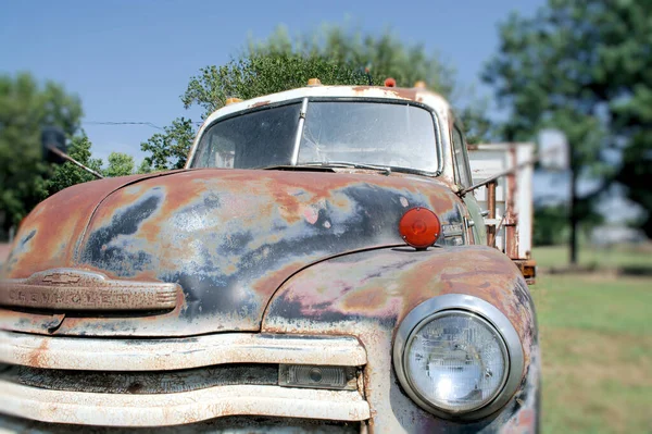 1950 'lerden kalma eski bir kamyonun ön görüntüsü bulanık bir zeminde duruyor. Bristow, Oklahoma 'da 66. Yol' da bulundu..