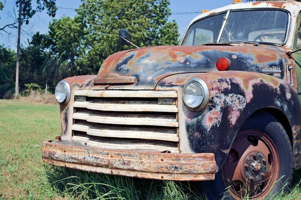 1950 'lerden kalma bir Chevrolet kamyonun ön tarafında. Bristow, Oklahoma 'da 66. Yol' da bulundu..