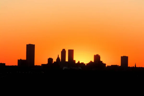 Tulsa silueti şafak vakti fotokopi uzayı ile yükselen güneşin yanında..