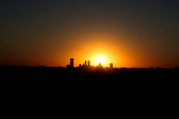 Tulsa silueti. Arka planda yükselen güneş ve fotokopi alanı..