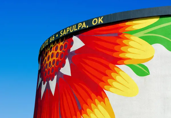Tarihi Sapulpa, Oklahoma 'da 66. yolda fotoğraf çekimi. Amerika 'nın küçük kasabası. Beyaz bir depolama tankına boyanmış renkli ayçiçeği.
