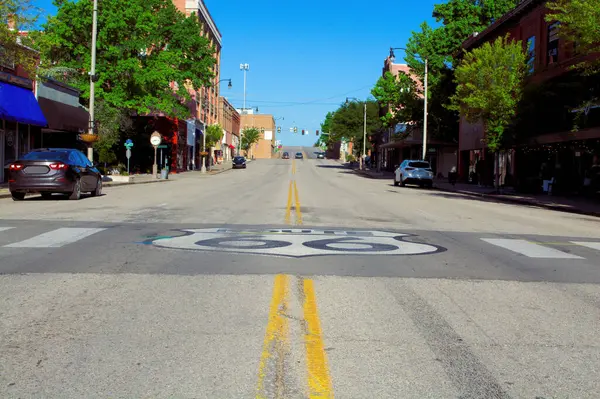 Boyalı Yol 66 sembolü. Tarihi Sapulpa, Oklahoma 'da bir sokak. Amerika 'nın küçük bir kasabası..