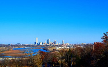 Tulsa, Oklahoma 'nın gökyüzü manzaralı silueti. Arkansas Nehri ön planda. Boşluğu kopyala.