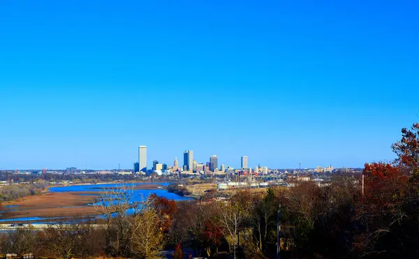 Tulsa, Oklahoma 'nın gökyüzü manzaralı silueti. Arkansas Nehri ön planda. Boşluğu kopyala.