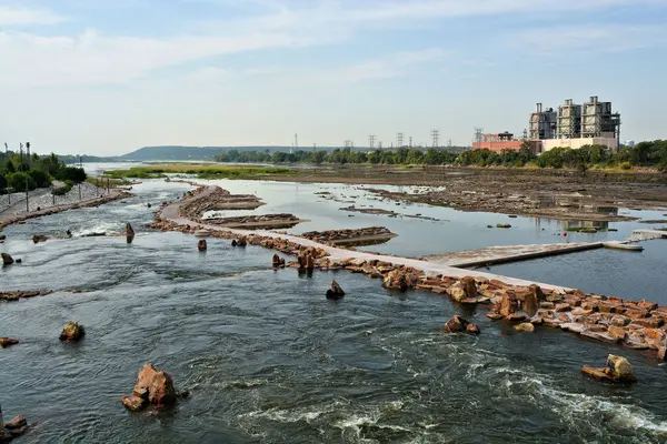 Yaya köprüsünde durup Tulsa Wave Parkı 'na bakıyorum.. 