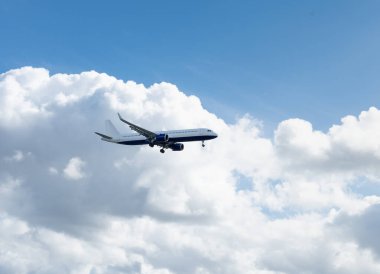 Yolcu uçağı bulutlu mavi gökyüzüne doğru uçuyor. Hava yoluyla seyahat et.