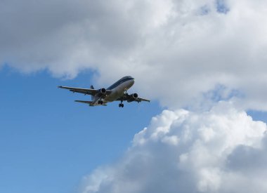 Yolcu uçağı iniyor. Hava ulaşımı. Büyük hava taşımacılığı.