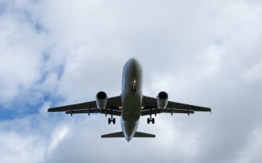 Büyük bir havacılık sporu. Yolcu uçağı gökyüzüne karşı..