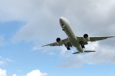 Aracın arka planında iniş takımları var. Büyük bir uçakla seyahat ediyorlar.