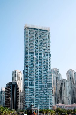 Dubai Marina 'nın gökdelenleri güneşli bir günde Dubai, BAE' ye yakın..