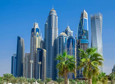 Dubai, Birleşik Arap Emirlikleri. Güneşli bir günde Dubai Marina gökdelenlerinin manzarası