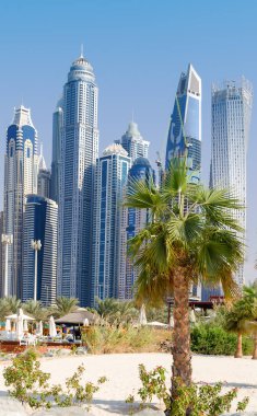 Sıcak ve güneşli bir günde modern bir metropolün gökdelenleri. Dubai, Birleşik Arap Emirlikleri