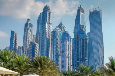 Dubai, BİRLİK ARAB EMIRATLARI. Dubai Marina Rıhtımı güneşli bir günde, Dubai 'de mavi gökyüzü
